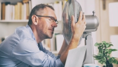 DELUJE NEOBIČNO, ALI JE EFIKASNO Noću usmerite ventilator na ovaj način i rashladite se bolje nego uz klimu