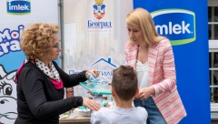 TRADICIONALNA IMLEKOVA USKRŠNJA DONACIJA  MOJA KRAVICA PROIZVODI DECI IZ USTANOVA BEZ RODITELJSKOG STARANJA