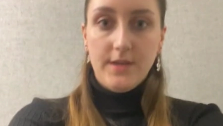 OVO JE LUDO! Devojka pokazala kakvu sobu imaju na poslu, ušla unutra i počela da VRIŠTI (VIDEO)