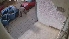 NIŠKI "PINK PANTER": U Nišu žena „u po bela dana“ krala betonske ploče sa trotoara (VIDEO)