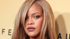 RIJANA ZABLISTALA U ŠIK ŽUTOJ HALJINI Pevačica nikad lepša, a posebno iznenađenje je nova boja kose za kojom su žene poludele