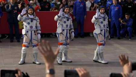 USPEŠNA MISIJA Kineski astronauti sleteli na Zemlju posle 6 meseci u orbitalnoj stanici (FOTO)