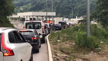 HAOS NA GRANICI SA CRNOM GOROM Kilometarska kolona šlepera, vozači automobila teško prolaze do prelaza