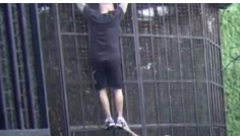 ŠA BEŽI IZ ELITE Popeo se uz ogradu, na korak je od diskvalifikacije, ne vidi drugo rešenje!