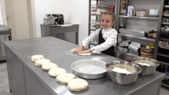 LENA (9) IZ OBRENOVCA PRAVI NAJBOLJI BUREK U SRBIJI Kore razvlači kao najveštiji pekar, pitu smota za 15 minuta