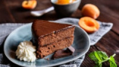 POSNA SAHER TORTA Vazdušasta čokoladna poslastica ukusa koji se pamti