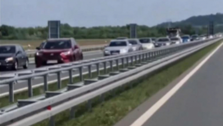 "DO NEDELJE ĆE STIĆI NA ZLATIBOR" Gužva na auto-putu, kilometarske kolone kod Čačka za Prvi maj