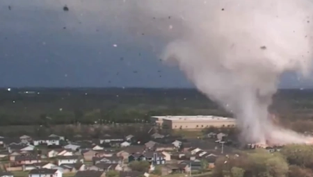 RAZORAN TORNADO POGODIO AMERIČKU DRŽAVU! Rušio sve pred sobom, kuće uništene, jedna osoba TRAGIČNO nastradala! (VIDEO)
