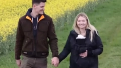 UZEO TRAKTOR I KOSILICU DA ZAPROSI DEVOJKU Hteo da joj priredi iznenađenje, pa zaboravio jednu važnu stvar...hit snimak će vas nasmejati do suza!