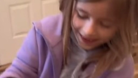 DEVOJČICA NAPUNILA DŽEP OD JAKNE Kada je majka otkrila šta je unutra, umalo se nije onesvestila od šoka! (VIDEO)