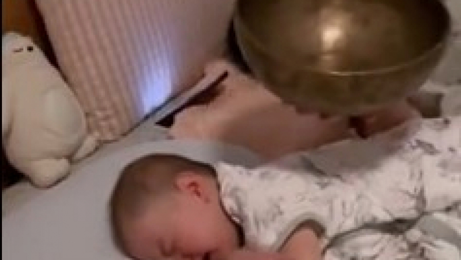 MAMA I TATA OTKRILI FENOMENALAN TRIK ZA USPAVLJIVANJE BEBE Hit snimak raznežio društvene mreže!
