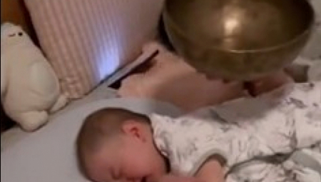 MAMA I TATA OTKRILI FENOMENALAN TRIK ZA USPAVLJIVANJE BEBE Hit snimak raznežio društvene mreže!