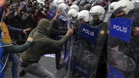 HAOS NA ULICAMA ISTANBULA Tuča policije i demonstranata u Turskoj (FOTO)