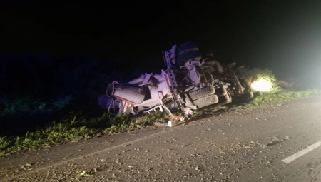 AUTOMOBIL POTPUNO SMRSKAN Stravična saobraćajna nesreća kod Pančeva! Ima povređenih (FOTO)