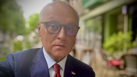 UZ JUTARNJU KAFU U PRAZNOJ NJEGOŠEVOJ ULICI Vesić napravio selfi pre odlaska u Skupštinu (FOTO)