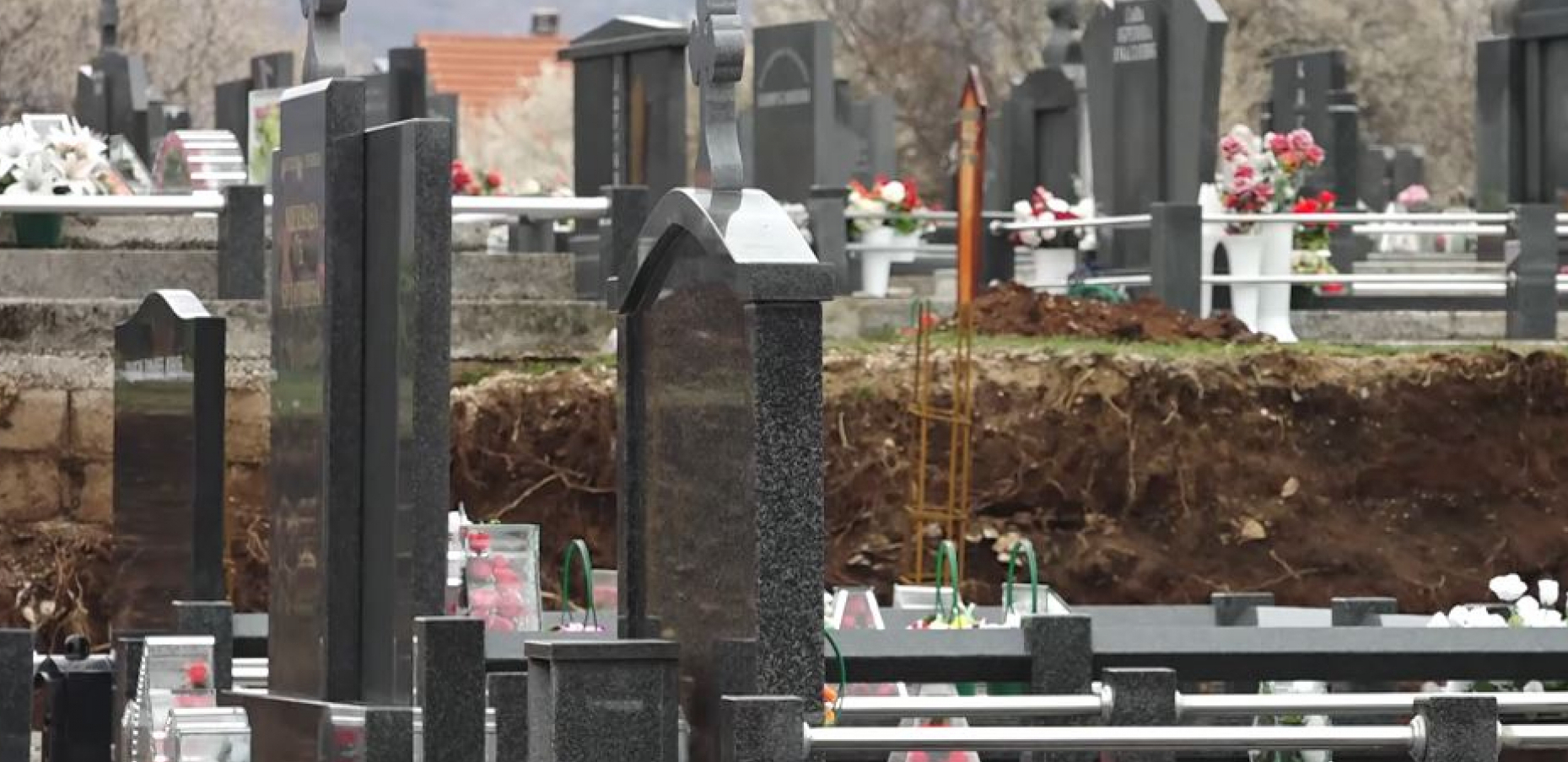 NIŠTA IM NIJE SVETO, VANDALI DEMOLIRALI GROB POKOJNIH DRAGICE I MILORADA! Haos na groblju u Surdulici!