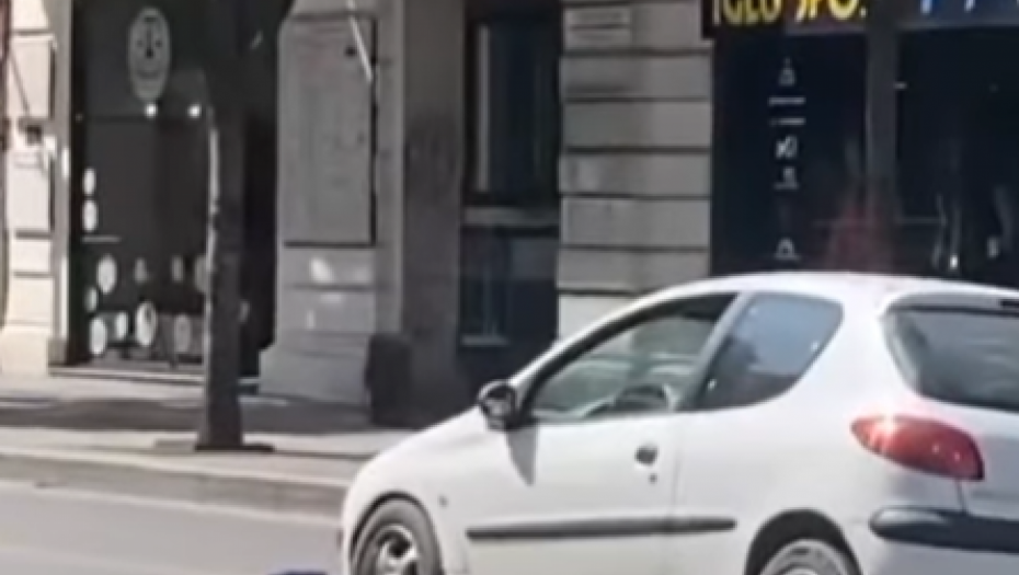 "PRIJATELJU, JEL' ONO NAŠ TOČAK" Usred vožnje  u centru Beograda čoveku odleteo deo sa automobila, samo se zakotrljao (VIDEO)