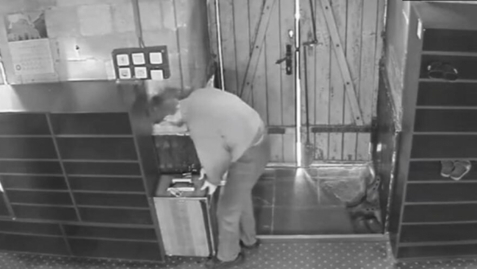 VIDITE LI OVOG MUŠKARCA, ODMAH OKRENITE 192! Obio sanduče za priloge u Bajrakli džamiji, pa POBEGAO: Oglasio se beogradski muftija! (VIDEO)