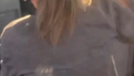 BEOGRAĐANKA ZAMOLILA DA VOZAČ USPORI TRAMVAJ, A PUTNICI JE IŠAMARALI! Jezive scene nasilja - žena završila na ŠINAMA!