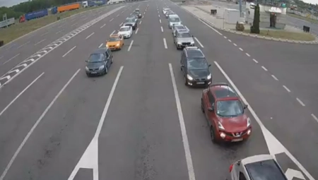 AUTOMOBILI NA HORGOŠU 2 ČEKAJU 90 MINUTA Zbog težih uslova i smanjene vidljivosti vozačima se savetuje oprez (FOTO)