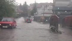 U BEOGRADU PLJUŠTI, KIŠA NEĆE STATI CEO DAN Potop je gde god da se čovek okrene, a evo dokle će HAOS trajati (VIDEO)