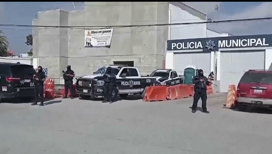 UBIJENO OSMORO LJUDI! Automatskim puškama iz automobila pucali na prodavnicu (VIDEO)