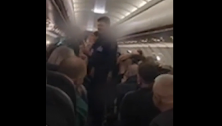 AVION SA PUTNICIMA KOJI SU KRENULI U HURGADU MORAO PRINUDNO DA SLETI Par vileneo, morali da ih uhapse (VIDEO)