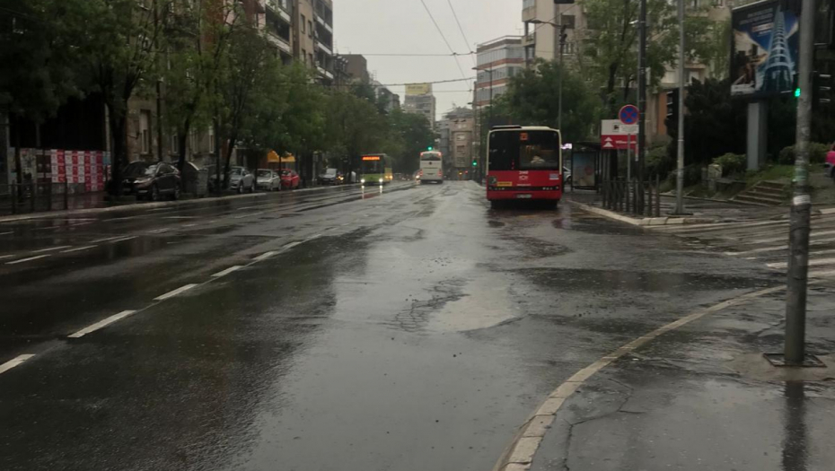 PRAZNE BEOGRADSKE ULICE NA VELIKI PETAK! Nigde žive duše, samo mokri kolovozi! (FOTO)
