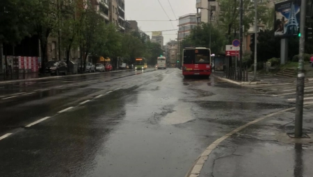 PRAZNE BEOGRADSKE ULICE NA VELIKI PETAK! Nigde žive duše, samo mokri kolovozi! (FOTO)