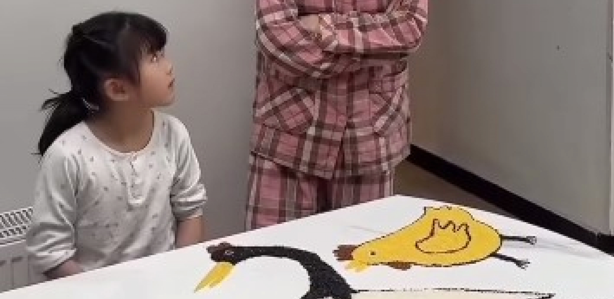 DEVOJČICA OD HRANE PRAVI UMETNIČKA DELA, KORISTI SEMENKE I VOĆE Dokaz da skupe igračke deci nisu neophodne! (VIDEO)