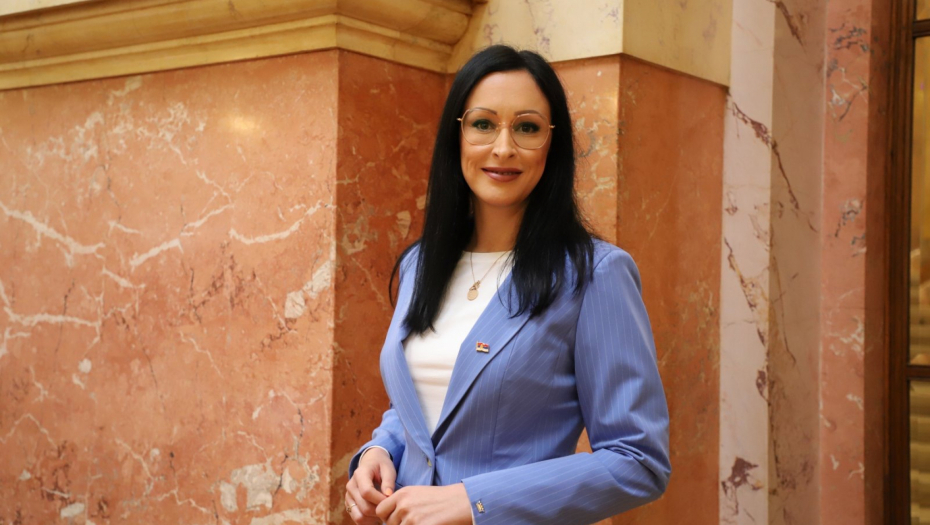 MARLJIVO ĆU RADITI I UHVATITI SE U KOŠTAC SA SVIM PROBLEMIMA  Jelena Žarić Kovačević, ministarka za državnu upravu i lokalnu samoupravu, prvi put o novoj funkciji