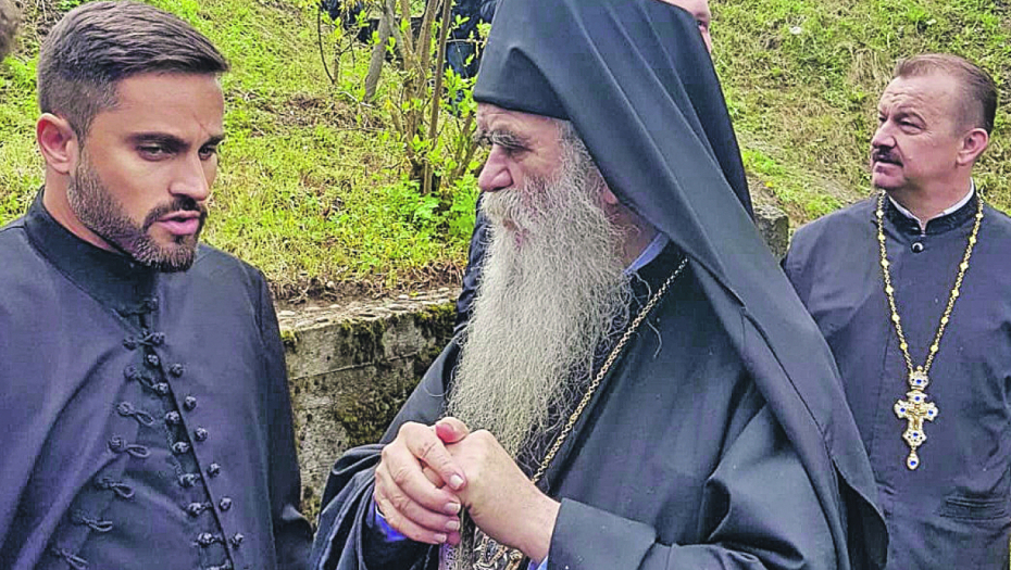 "RADUJTE SE VASKRSU I VEČNOM ŽIVOTU" Otac Miajlo rođen je u Južnoj Africi, u vojsci je bio padobranac, borio se na Kosovu, a ovo je njegova poruka za Uskrs