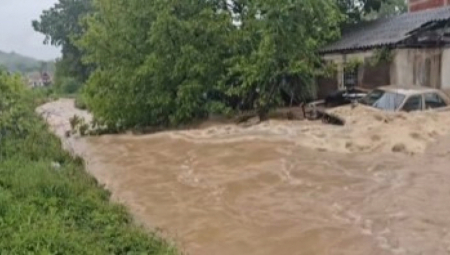 STRAVIČNA BUJICA U SVRLJIGU NOSI SVE PRED SOBOM! Čitav most nestao "kao od šale" - domaćinstva UGROŽENA! (VIDEO)