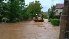 PROGLAŠENO VANREDNO STANJE U SVRLJIGU Kiša napravila haos, reka se izlila, evakuišu se ljudi i stoka (FOTO/VIDEO)