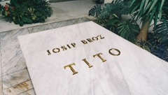 TITOVA POSETA OVOJ ŽENI OSTAVILA JE DUBOK UTISAK Evo kako je odlučio da neće biti petokrake na njegovom grobu!