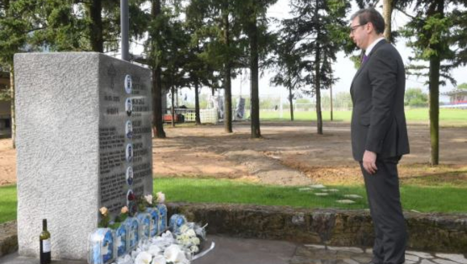 VUČIĆ POLOŽIO CVEĆE U MALOM ORAŠJU "Sa najdubljim pijetetom odajem poštu nevinim žrtvama"