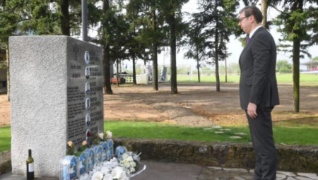 VUČIĆ POLOŽIO CVEĆE U MALOM ORAŠJU "Sa najdubljim pijetetom odajem poštu nevinim žrtvama"