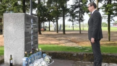 VUČIĆ POLOŽIO CVEĆE U MALOM ORAŠJU "Sa najdubljim pijetetom odajem poštu nevinim žrtvama"