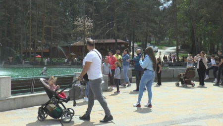 SVE JE PUNO K'O OKO, NEMA GDE IGLA DA PADNE! Najposećenija srpska planina prepuna turista, svi traže SMEŠTAJ VIŠE! (FOTO)