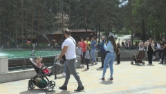 SVE JE PUNO K'O OKO, NEMA GDE IGLA DA PADNE! Najposećenija srpska planina prepuna turista, svi traže SMEŠTAJ VIŠE! (FOTO)