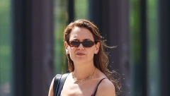 HALJINA KOJU NOSI KEJTI HOLMS JE PUN POGODAK Sve žene moraju da je imaju u svom ormaru ove sezone, stoji kao salivena!