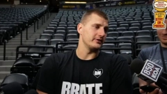 SCENA KOJA JE ODUŠEVILA SVE Nikola Jokić pred spektakl sa Minesotom izašao u majici posvećenoj Dejanu Milojeviću