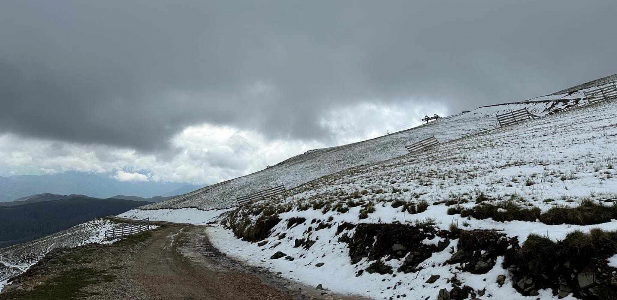 PAO SNEG U MAJU! Neverovatne slike pred Đurđevdan, kiša u nižim predelima