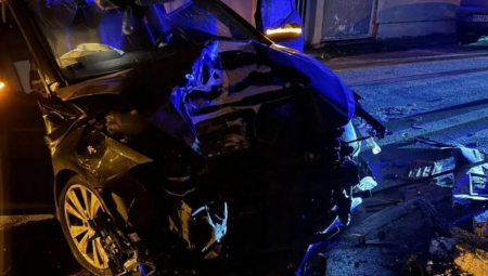 DELOVI AUTOMOBILA RASUTI PO ŠUMATOVAČKOJ ULICI Zakucala se u kuću, jeziva scena u Beogradu (FOTO)