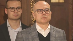 ZAHVALJUJEM NA TOPLOM GOSTOPRIMSTVU I UVEK ISKRENOJ SRDAČNOSTI: Premijer Vučević sa sinom Mihailom na liturgiji u u novosadskom Sabornom Hramu