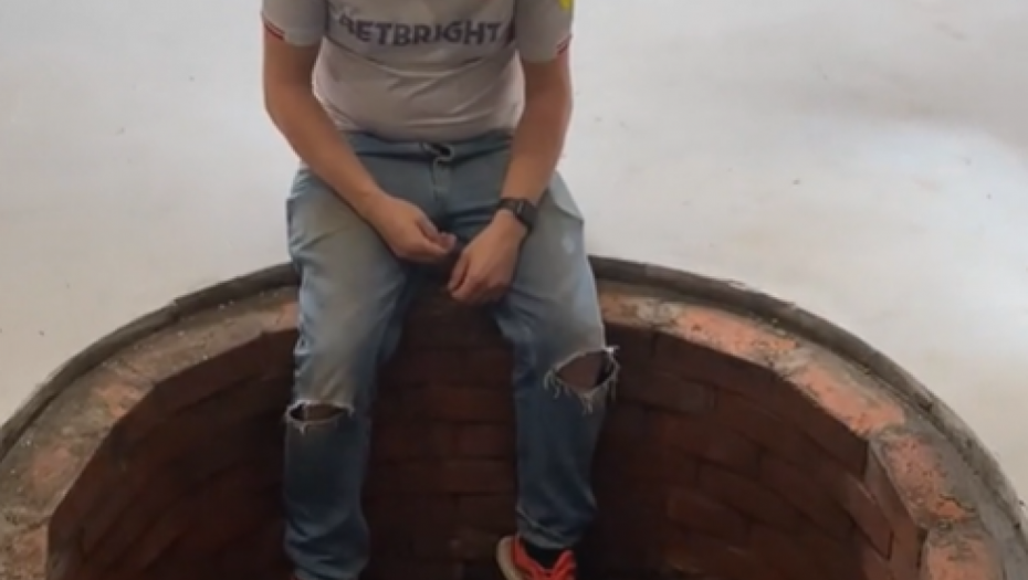 PO OVOME SU HODALI VIŠE OD 20 GODINA Čovek tokom renoviranja kuhinje otkrio nešto NEVEROVATNO ispod poda (VIDEO)