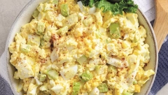 GURMANSKA SALATA Sa slaninom i majonezom, pravi se lako, a pomera granice dobrog ukusa