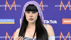 TEYA DORA NA OTVARANJU EVROVIZIJE ZASENILA SVE! Njen stajling svi komentarišu, a ovaj detalj nosi posebnu simboliku!