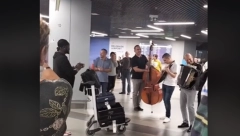 TAKO SE TO RADI U SRBIJI! Snimak dočeka prijatelja sa beogradskog aerodroma zapalio društvene mreže, REAKCIJE putnika govore sve! (VIDEO)