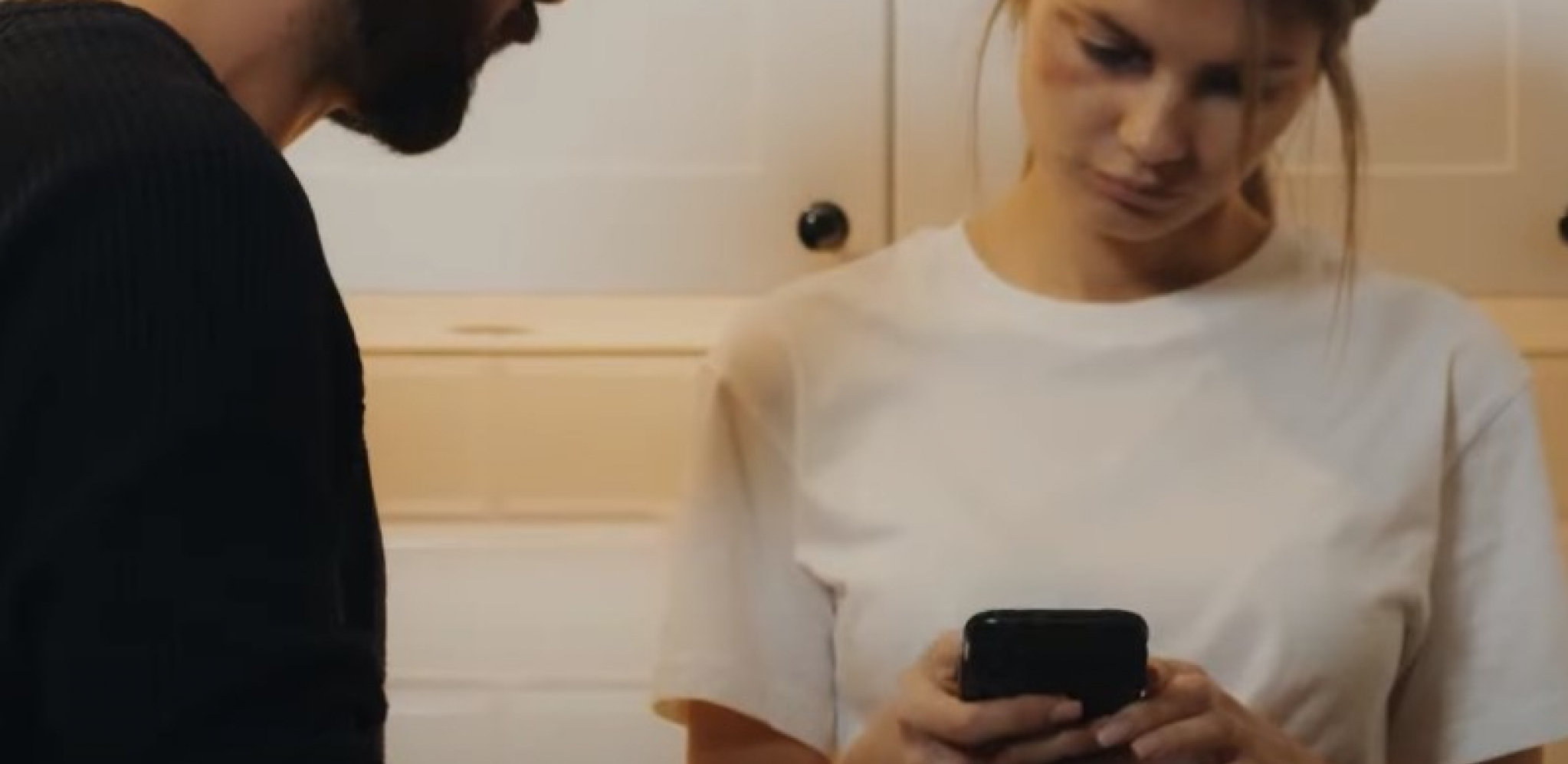 ZBOG FEJSA ZARATILA SA SUPRUGOM NA KRV I NOŽ Ali najgore tek sledi, šokirala se kada je saznala šta zapravo krije!